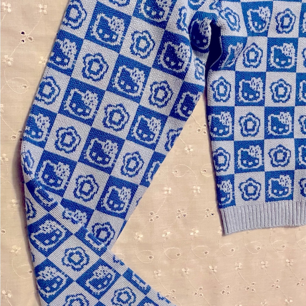 🟢NWT HELLO KITTY Long Sleeved Short Sweater💙🤩😺 - Picture 6 of 6